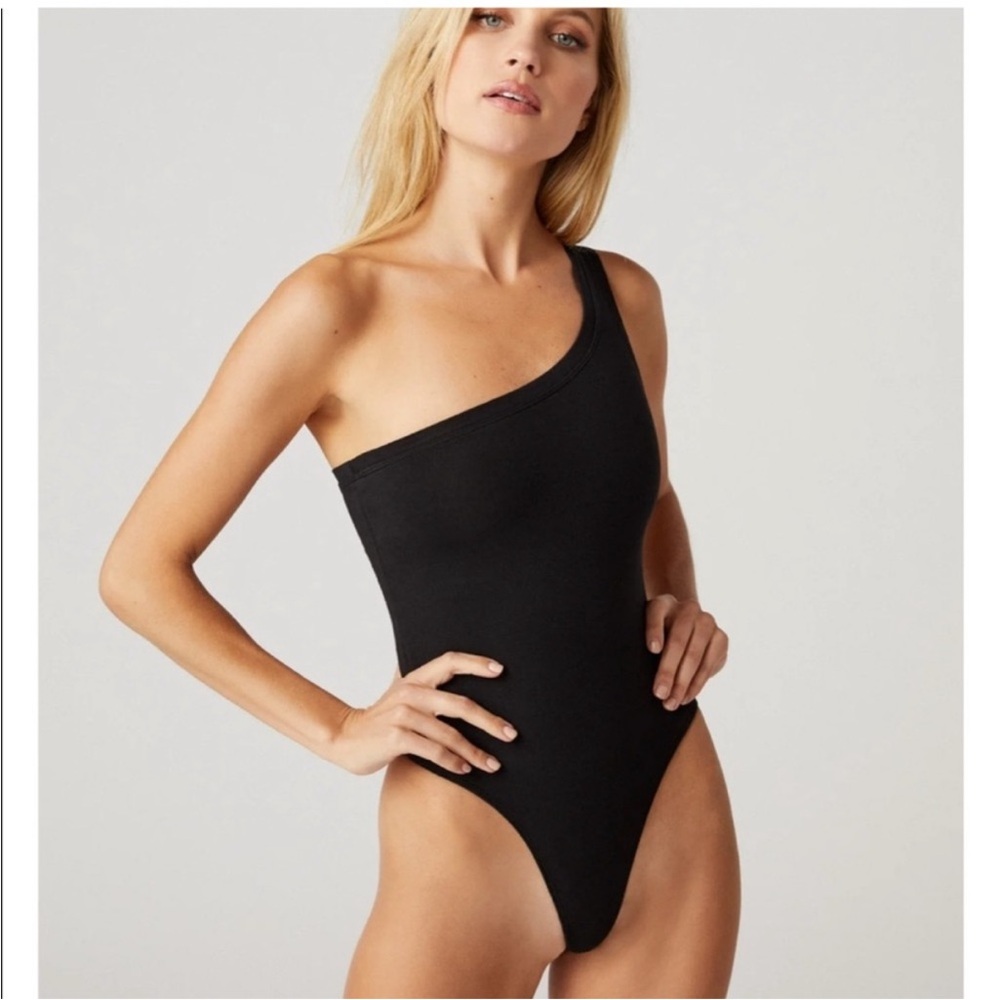 CLYQUE THE LABEL One-Shoulder Black Bodysuit